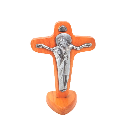 Unity Cross. Image of Christ and Mary in silver color, on a natural wood cross. Pedestral. / Cruz de la Unidad.  Imagen de Cristo y Maria en color plateado, sobre cruz en madera natural. Pedestral.