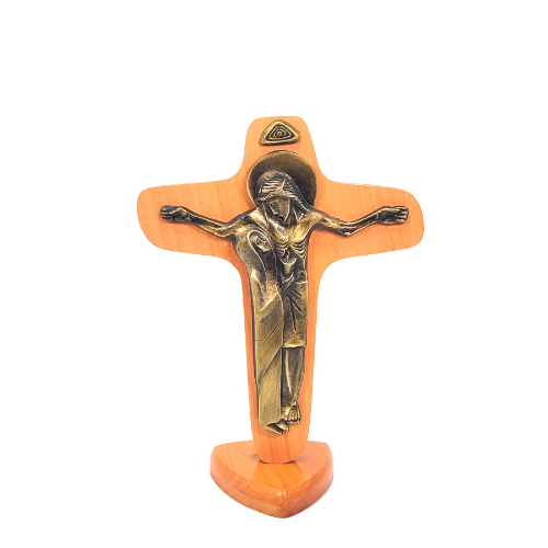 Unity Cross. Gold color, on a natural wood cross. Pedestral / Cruz de la Unidad.  Imagen de Cristo y Maria en color dorado, sobre cruz en madera natural. Pedestral.